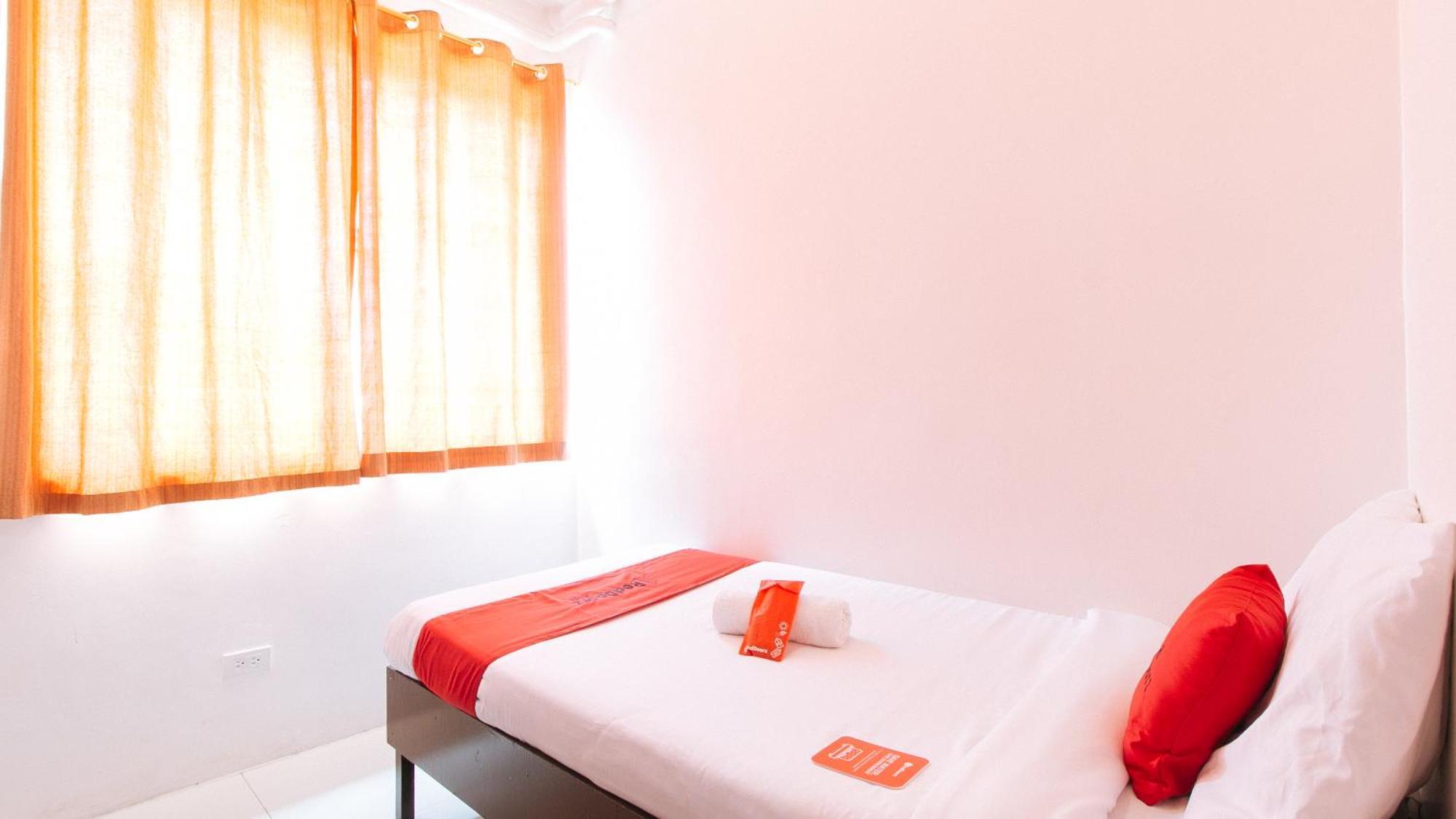 Hotel Reddoorz @ Jardin Lrt Tayuman 2*