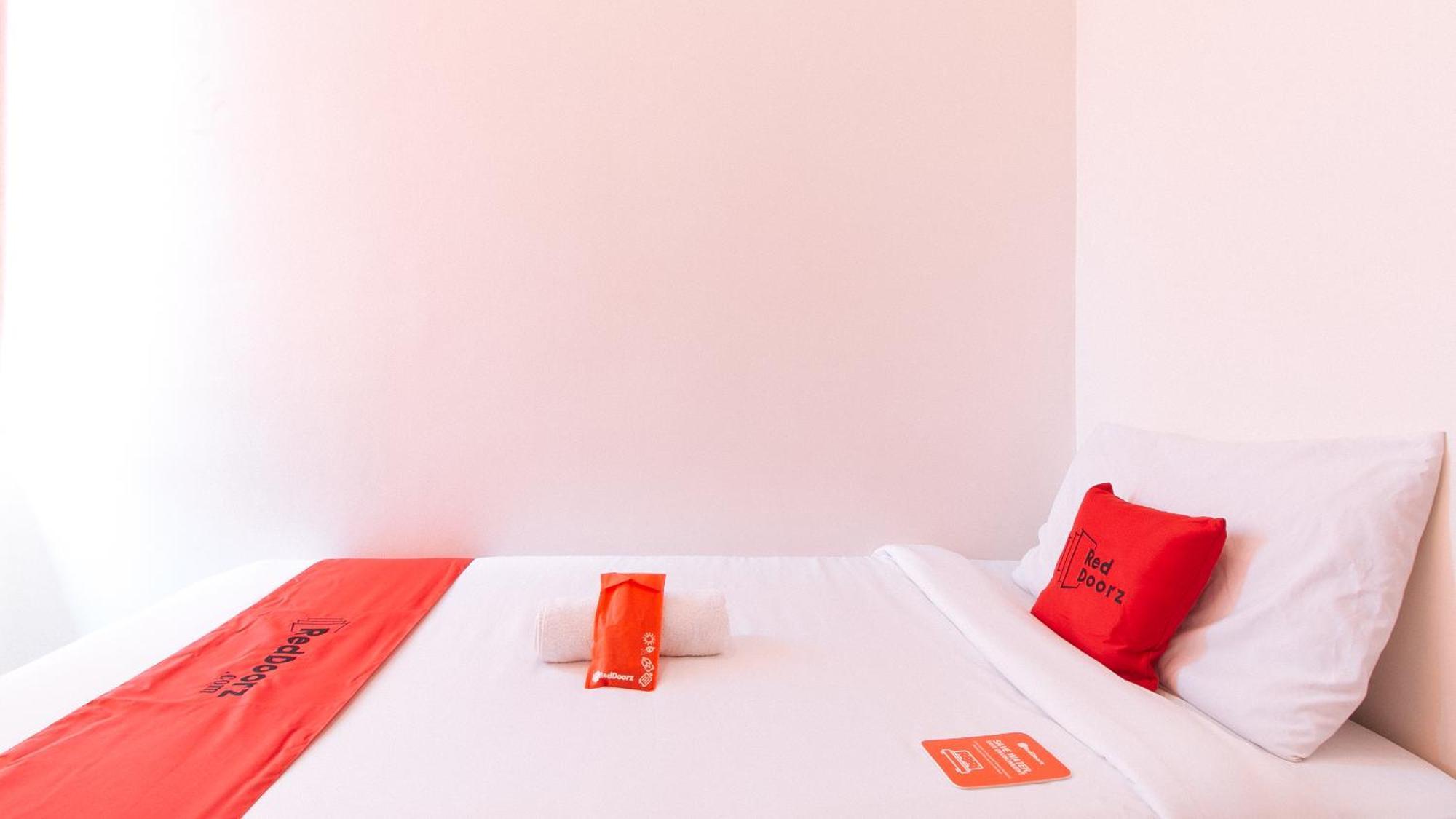 Hotel Reddoorz @ Jardin Lrt Tayuman 2*